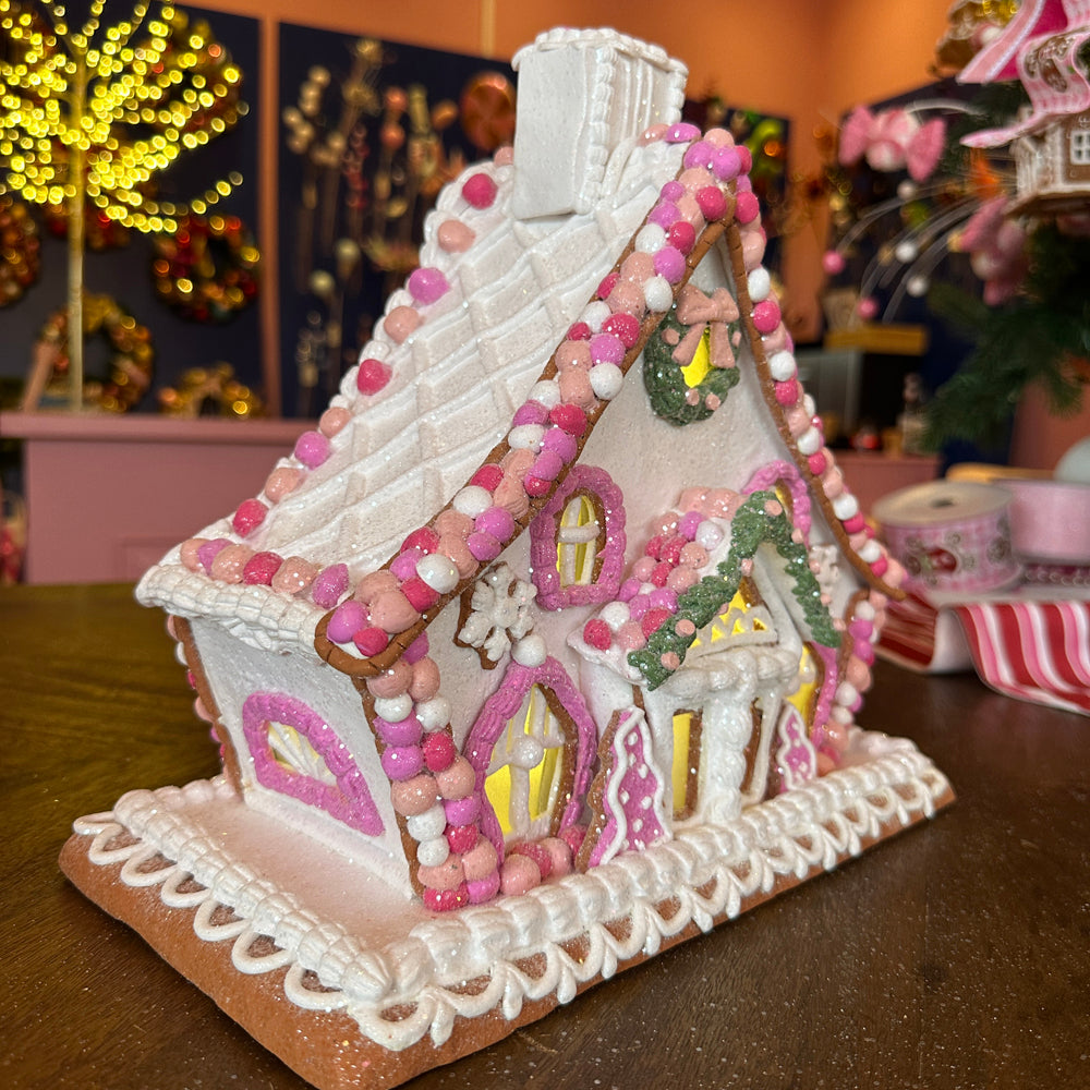 Viv! Christmas Kerstbeeld - Gingerbread Chalet Huis van Klei met Roze Snoepdecoratie incl. LED Verlichting - roze wit - 27cm