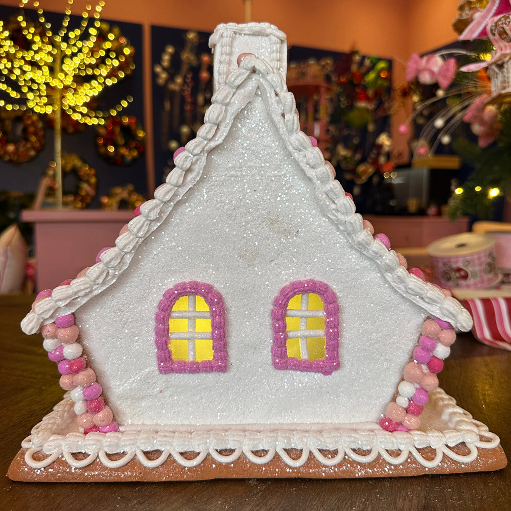 Viv! Christmas Kerstbeeld - Gingerbread Chalet Huis van Klei met Roze Snoepdecoratie incl. LED Verlichting - roze wit - 27cm