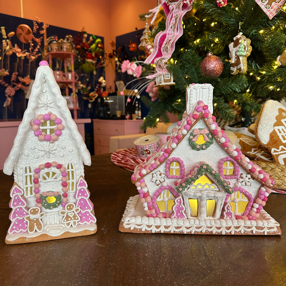 Viv! Christmas Kerstbeeld - Smal Gingerbread Huis van Klei met Roze Snoepdecoratie incl. LED Verlichting - roze wit - 30cm