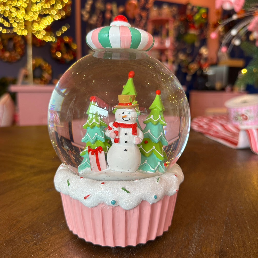 Viv! Christmas Kerst Sneeuwbol incl. Muziekdoos - Sneeuwpop in Cupcake - pastel roze - 19cm