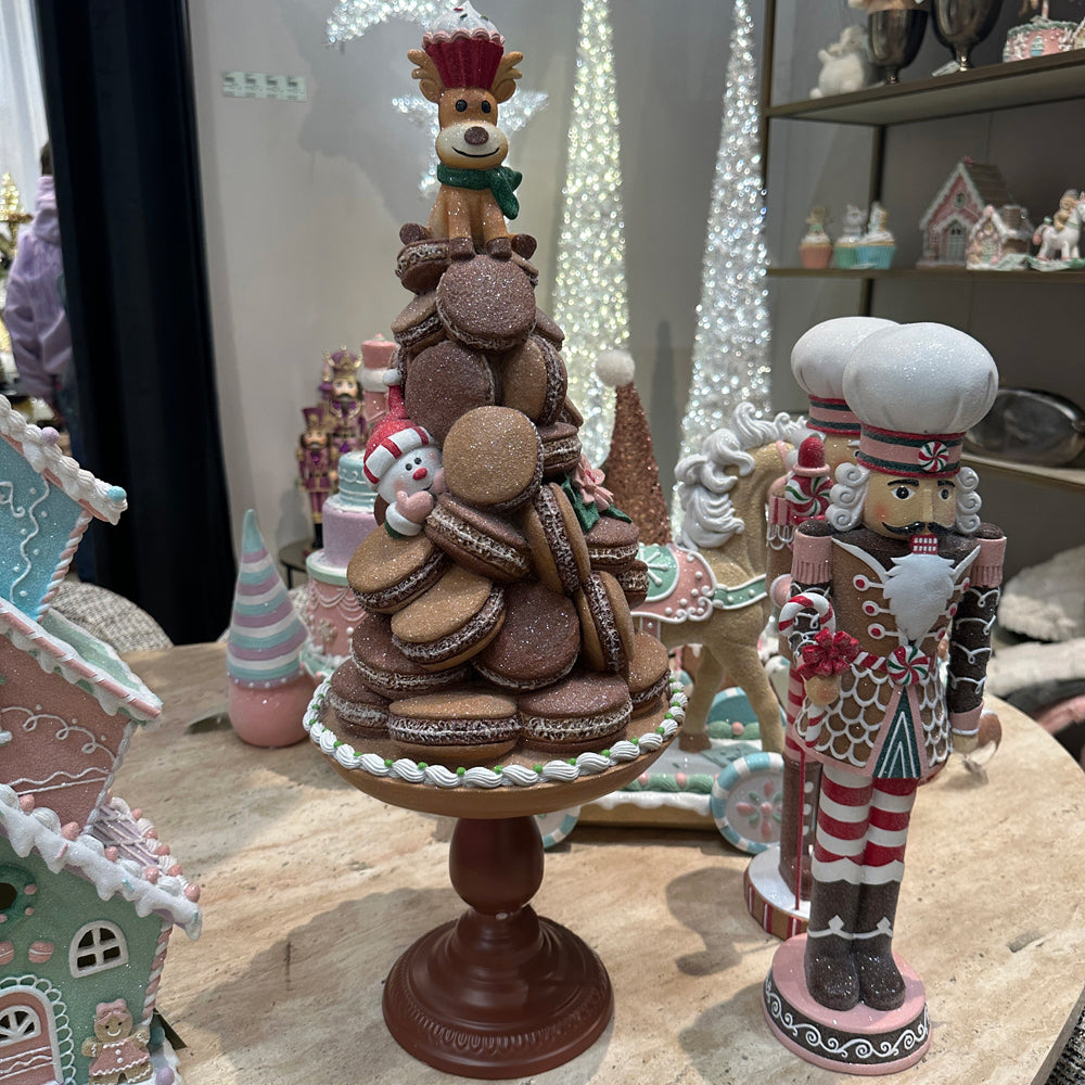 Viv! Christmas Kerstbeeld - Gingerbread Macaron Taart op Voetstuk met Sneeuwpop & Rendier - bruin rood - 63cm