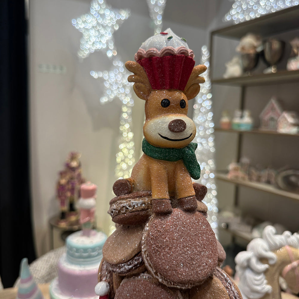 Viv! Christmas Kerstbeeld - Gingerbread Macaron Taart op Voetstuk met Sneeuwpop & Rendier - bruin rood - 63cm