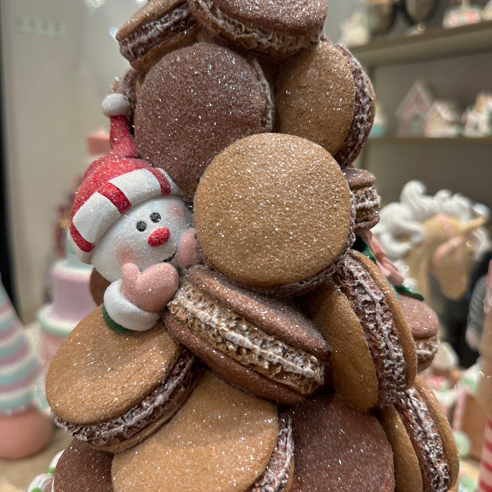Viv! Christmas Kerstbeeld - Gingerbread Macaron Taart op Voetstuk met Sneeuwpop & Rendier - bruin rood - 63cm