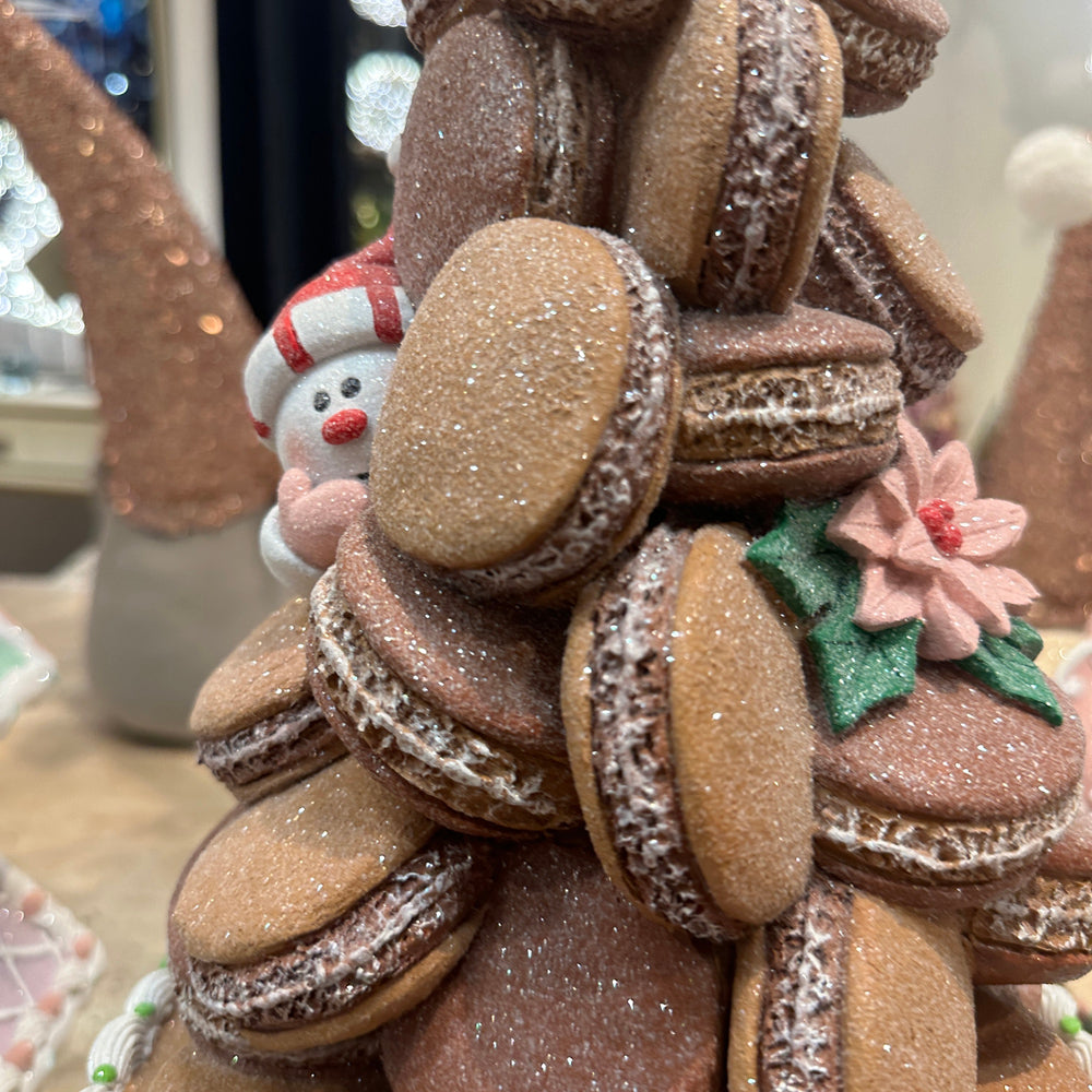 Viv! Christmas Kerstbeeld - Gingerbread Macaron Taart op Voetstuk met Sneeuwpop & Rendier - bruin rood - 63cm