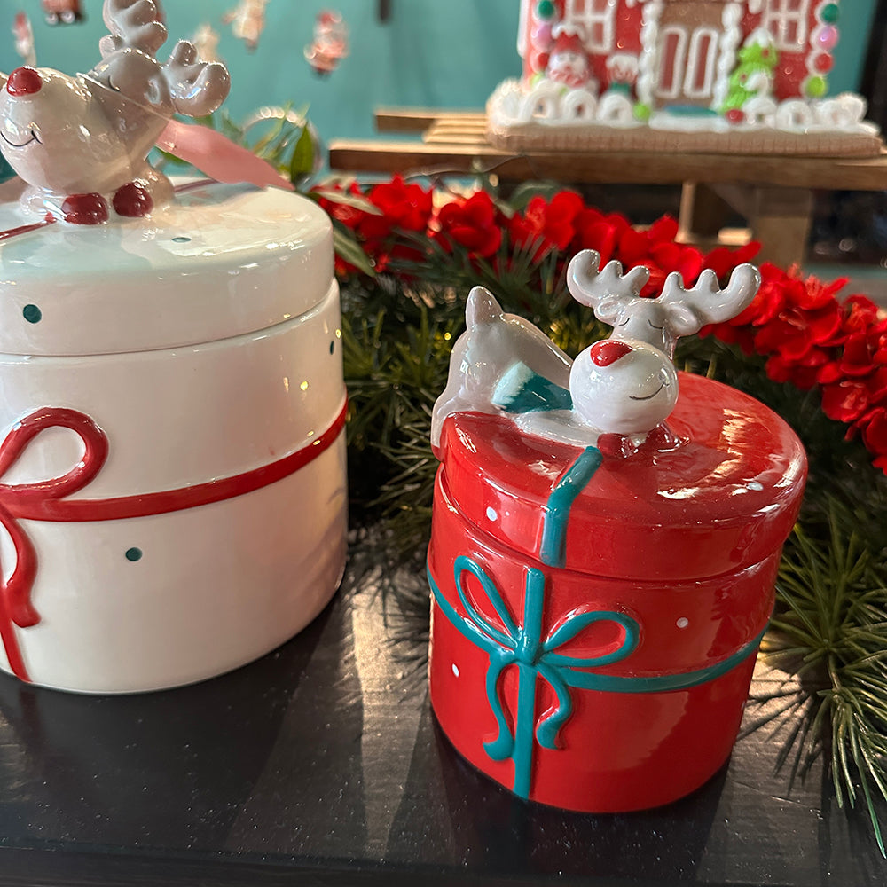 Viv! Christmas Kerstservies - Grote en Kleine Koektrommel met Slapend Rendier - set van 2 - keramiek - wit rood groen - 20 en 14cm