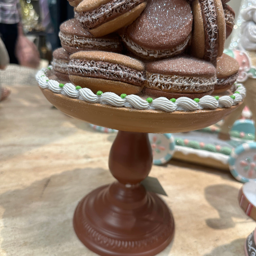 Viv! Christmas Kerstbeeld - Gingerbread Macaron Taart op Voetstuk met Sneeuwpop & Rendier - bruin rood - 63cm