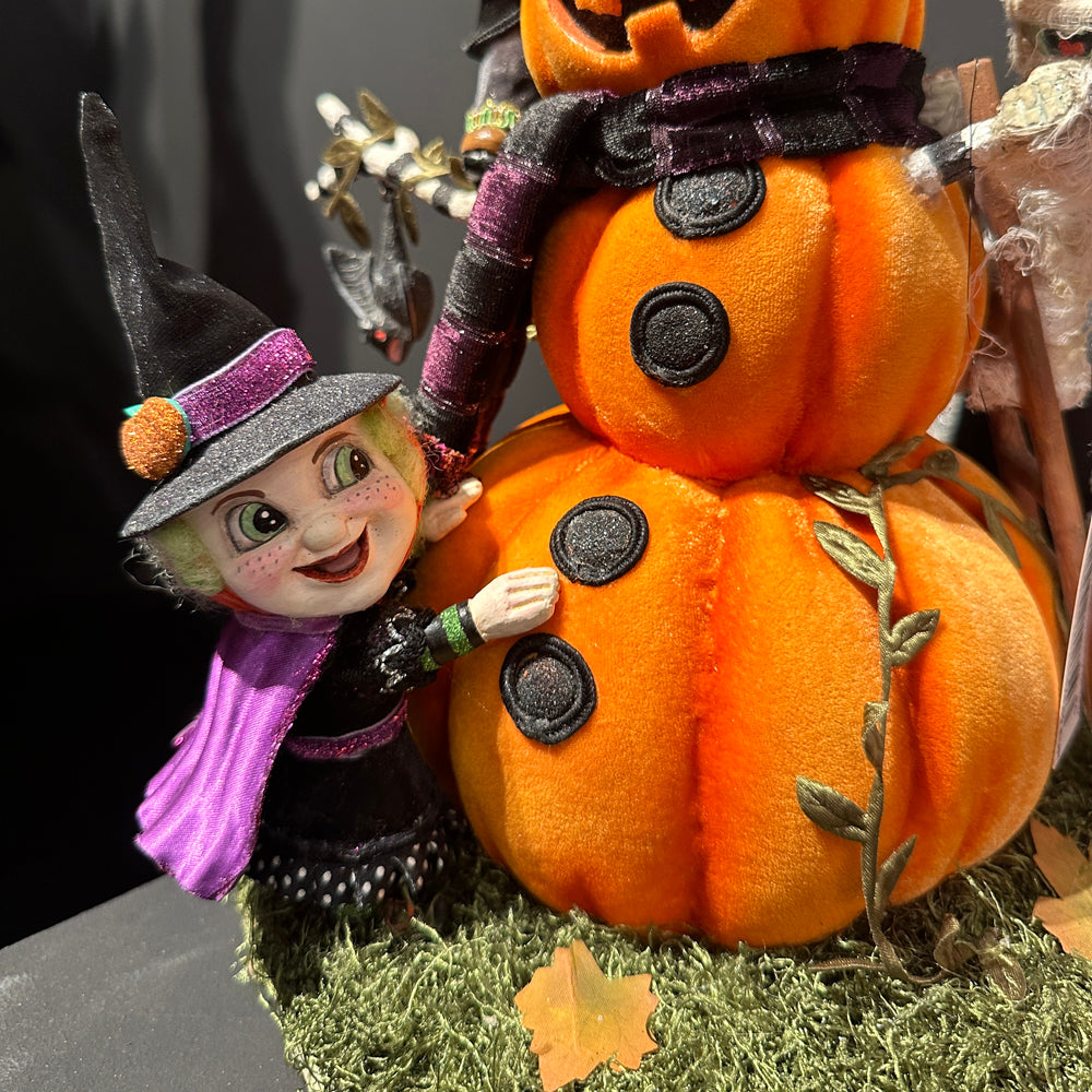 Katherine's Collection Halloween Beeld - Ghoulish Gathering - 'Ghouls Building Pumpkin Man' - 34cm