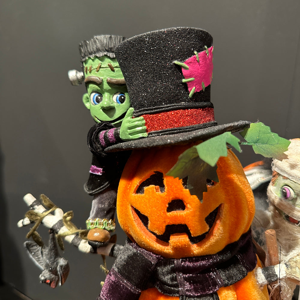 Katherine's Collection Halloween Beeld - Ghoulish Gathering - 'Ghouls Building Pumpkin Man' - 34cm