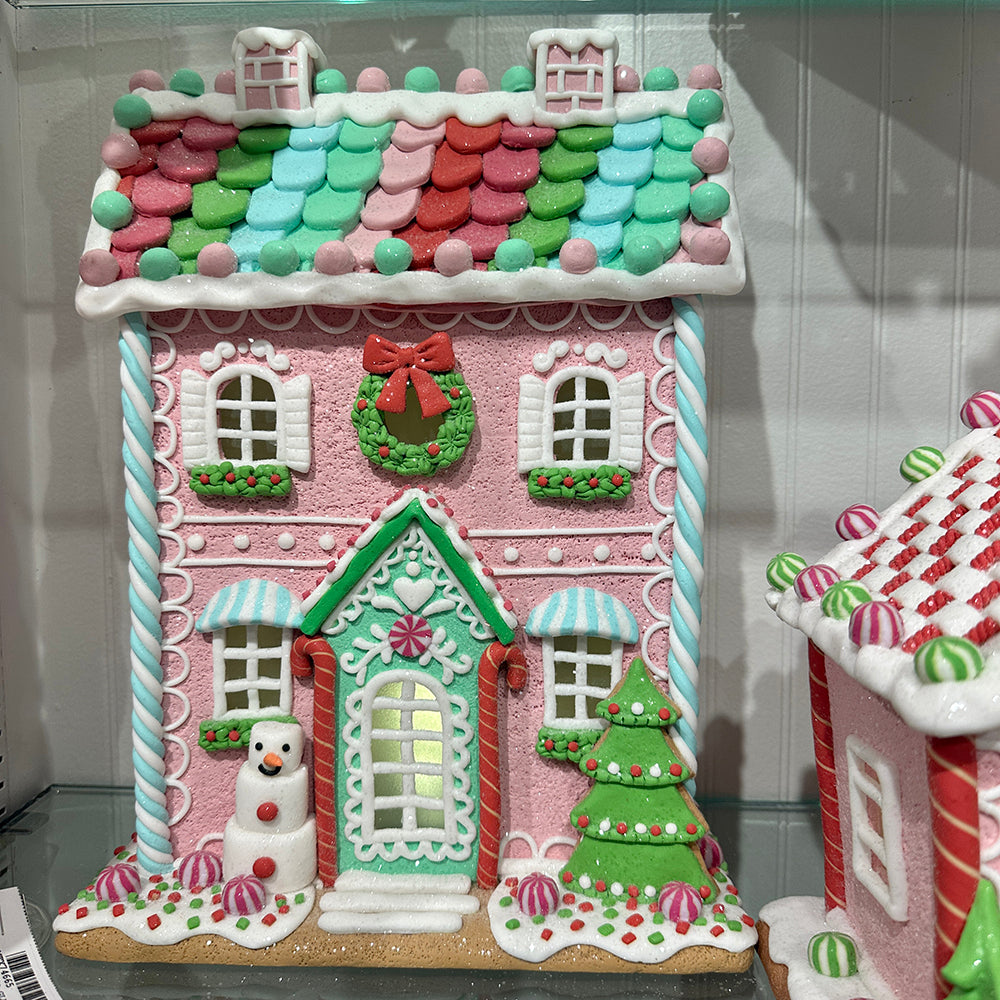 Viv! Christmas Kerstbeeld - Gingerbread Huis van Klei met Sneeuwpop en Snoepgoed incl. LED Verlichting - pastel roze - 36cm