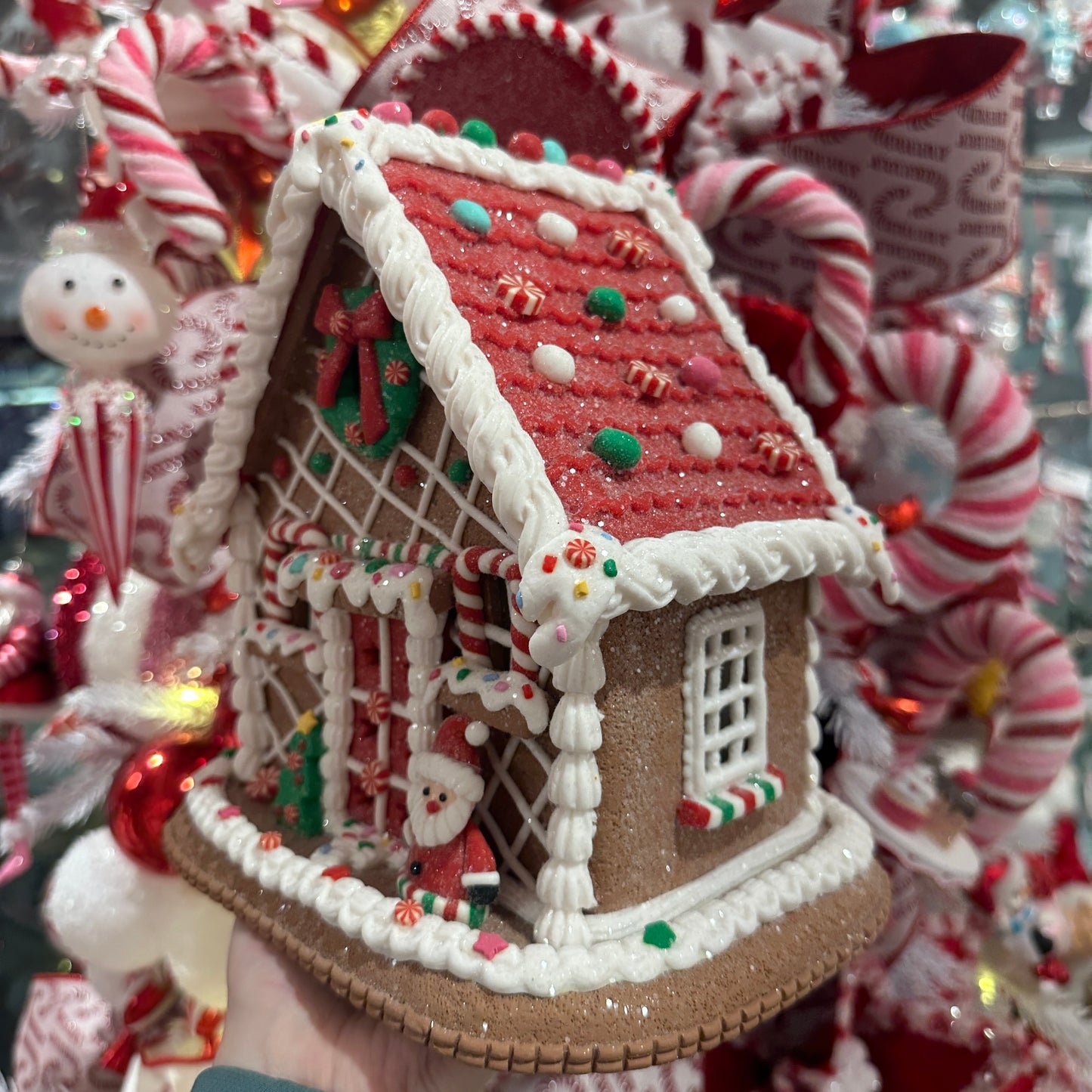 Viv! Weihnachtsstatue - Lebkuchenhaus Weihnachtsmann aus Ton inkl. LED-Beleuchtung - braun rot - 22cm