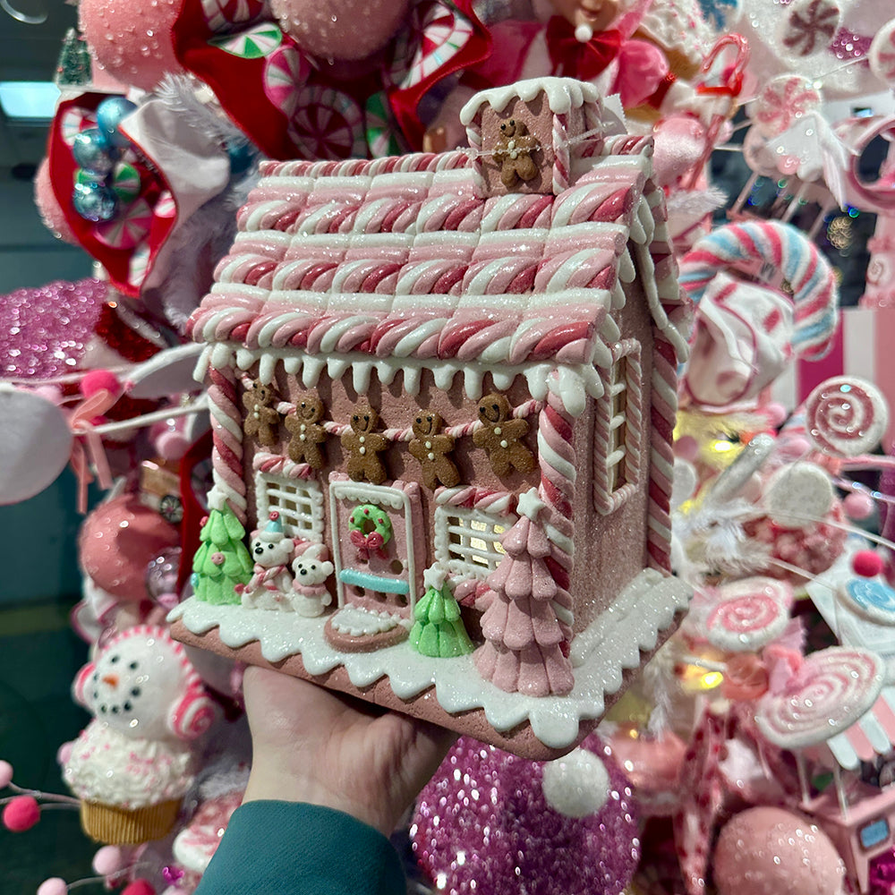 Viv! Christmas Kerstbeeld - Gingerbread Huis van Klei met Marshmallow Beertjes incl. LED Verlichting -  pastel roze - 23cm