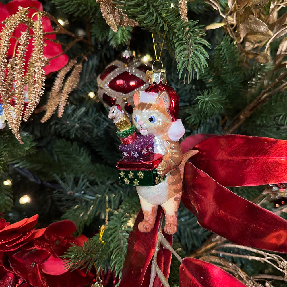 Kurt S. Adler Kerstornament - Kat met Cadeautjes en Kerstmuts - glas - bruin rood - 13cm
