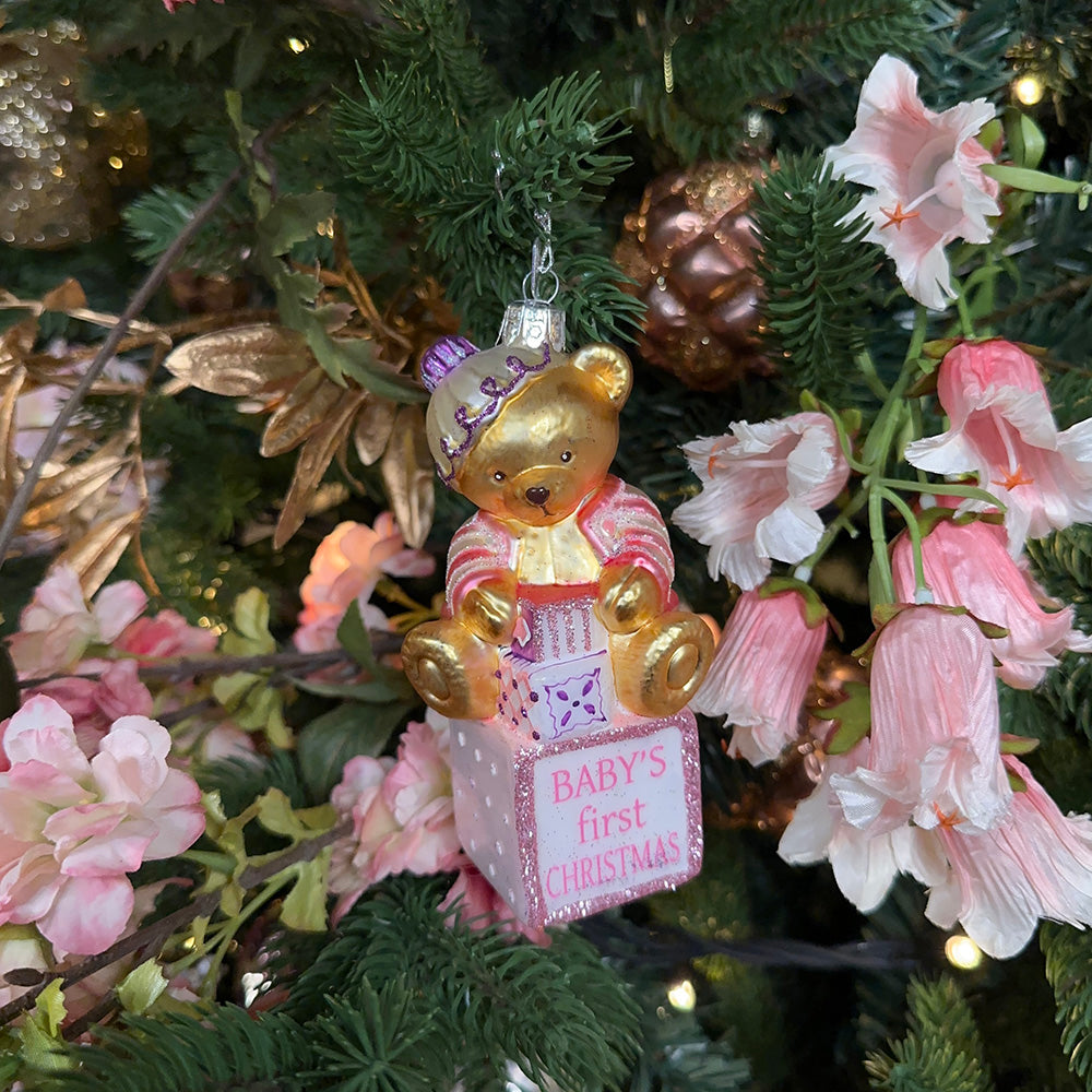 Kurt S. Adler Kerstornament - Baby Beer's Eerste Kerst - kraamcadeau meisje - glas - roze - 13cm