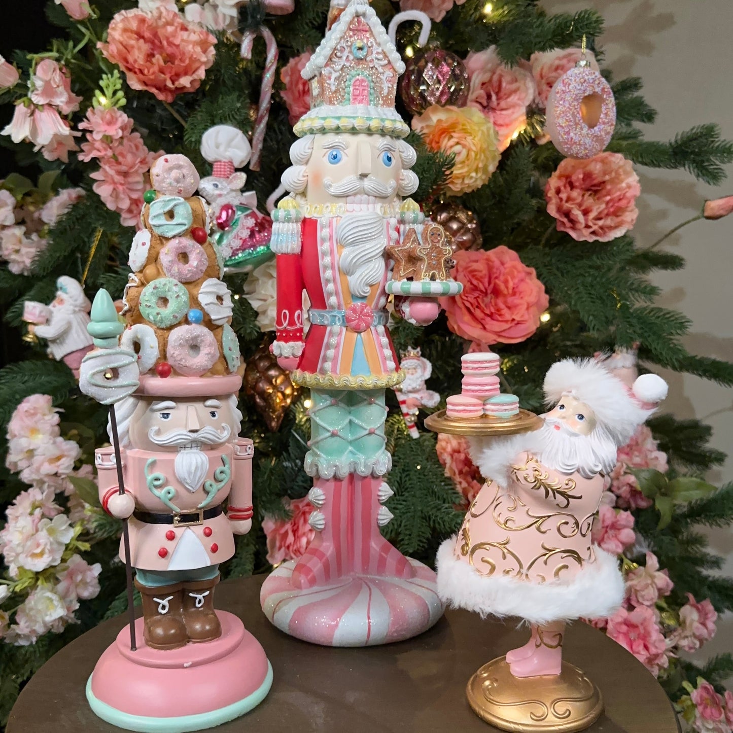 Viv! Christmas Kerstbeeld - Kerstman met Macaron - roze wit goud - 22cm