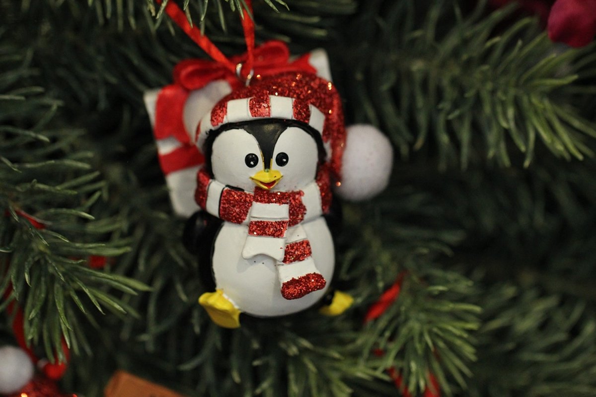 Kurt S. Adler Kerstornament - Pinguins met kerstboom - set van 3 - zwart rood - 7,5cm - Viv! Home Luxuries