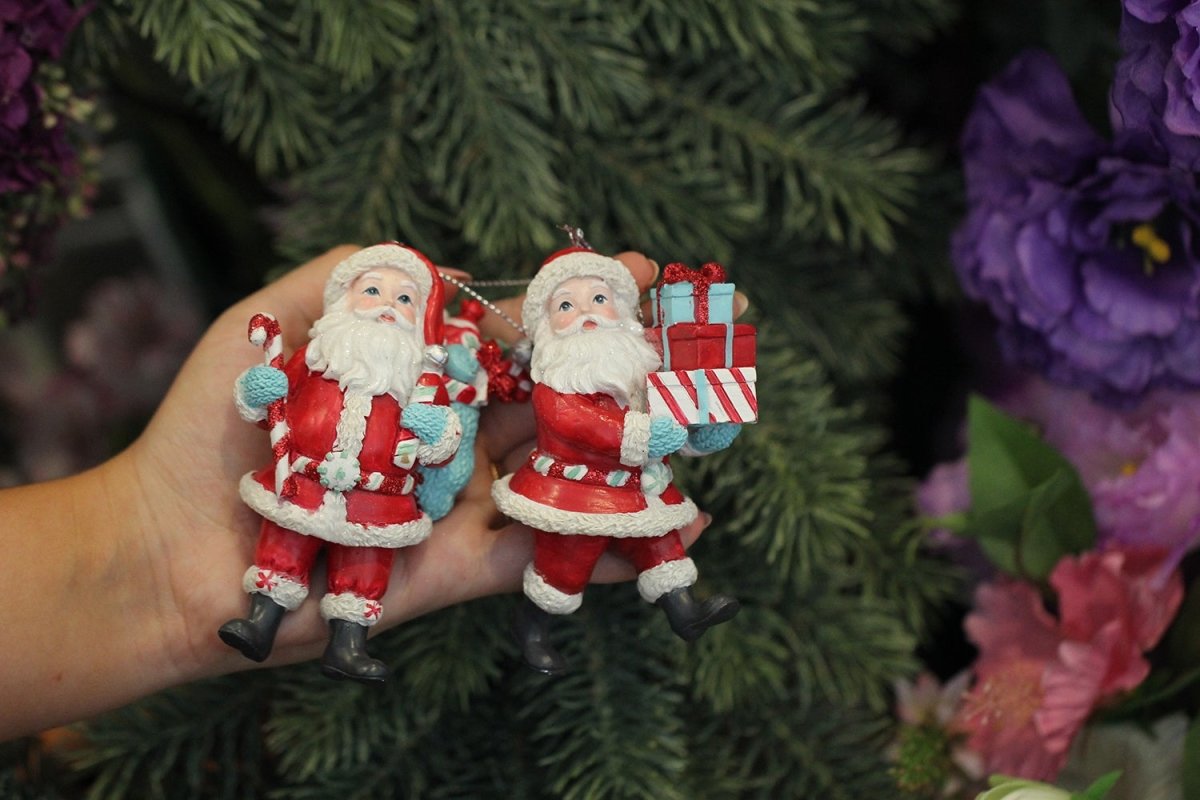 Kurt S. Adler Kerstornament - Retro kerstman met cadeaus - set van 2 - rood blauw - 10cm - Viv! Home Luxuries